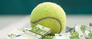 Ein Tennisball und sehr viele 100 Euro Scheine.